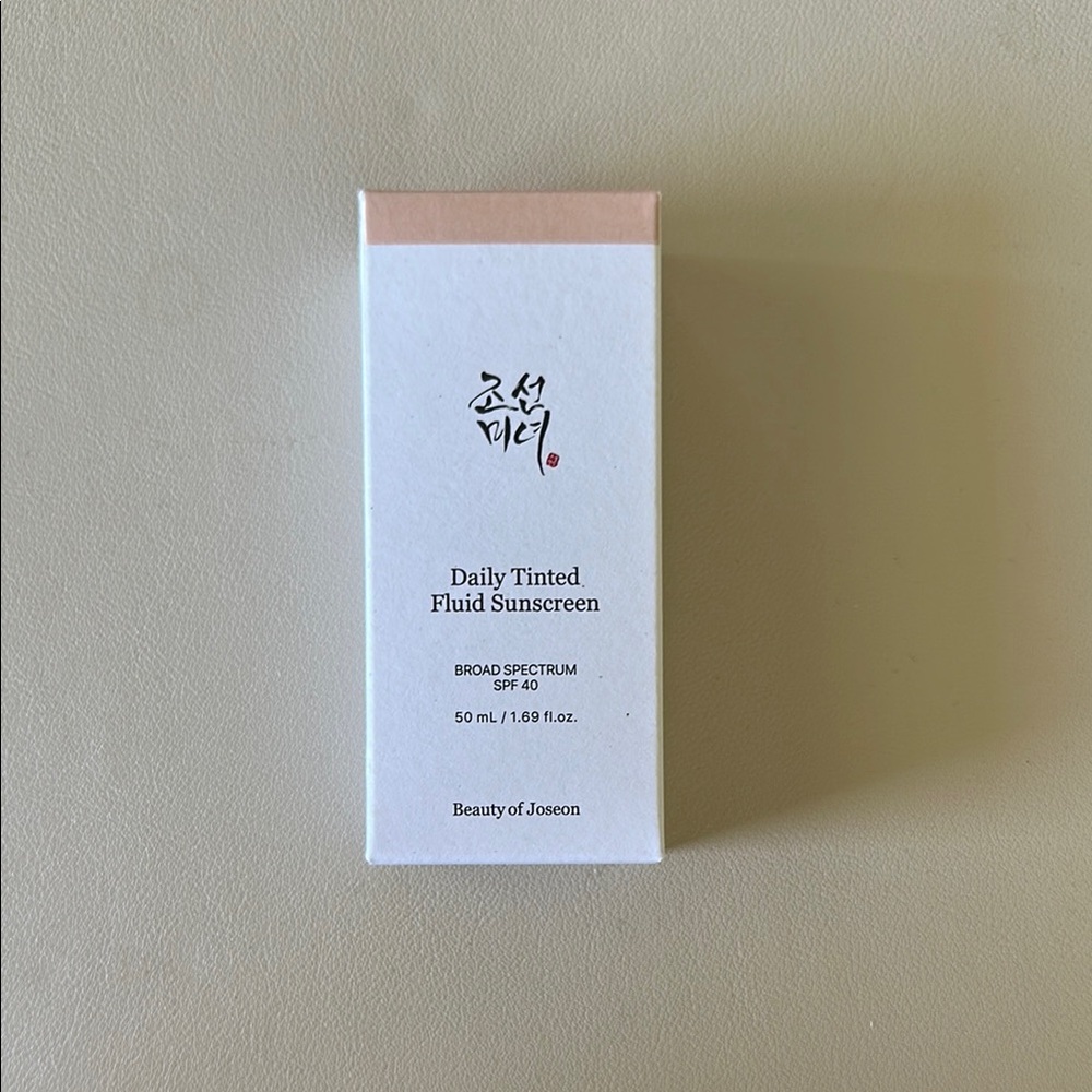 Daily Tinted Fluid Sunscreen - White and Pink